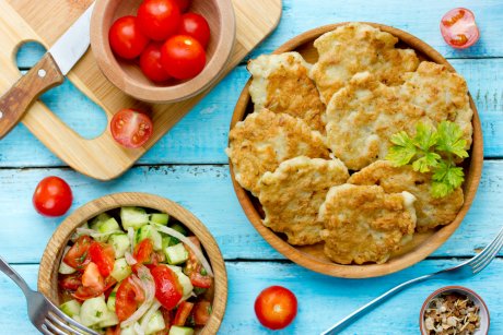 Быстрый и легкий салат с курицей, грибами и сыром: рецепт с пошаговым фото